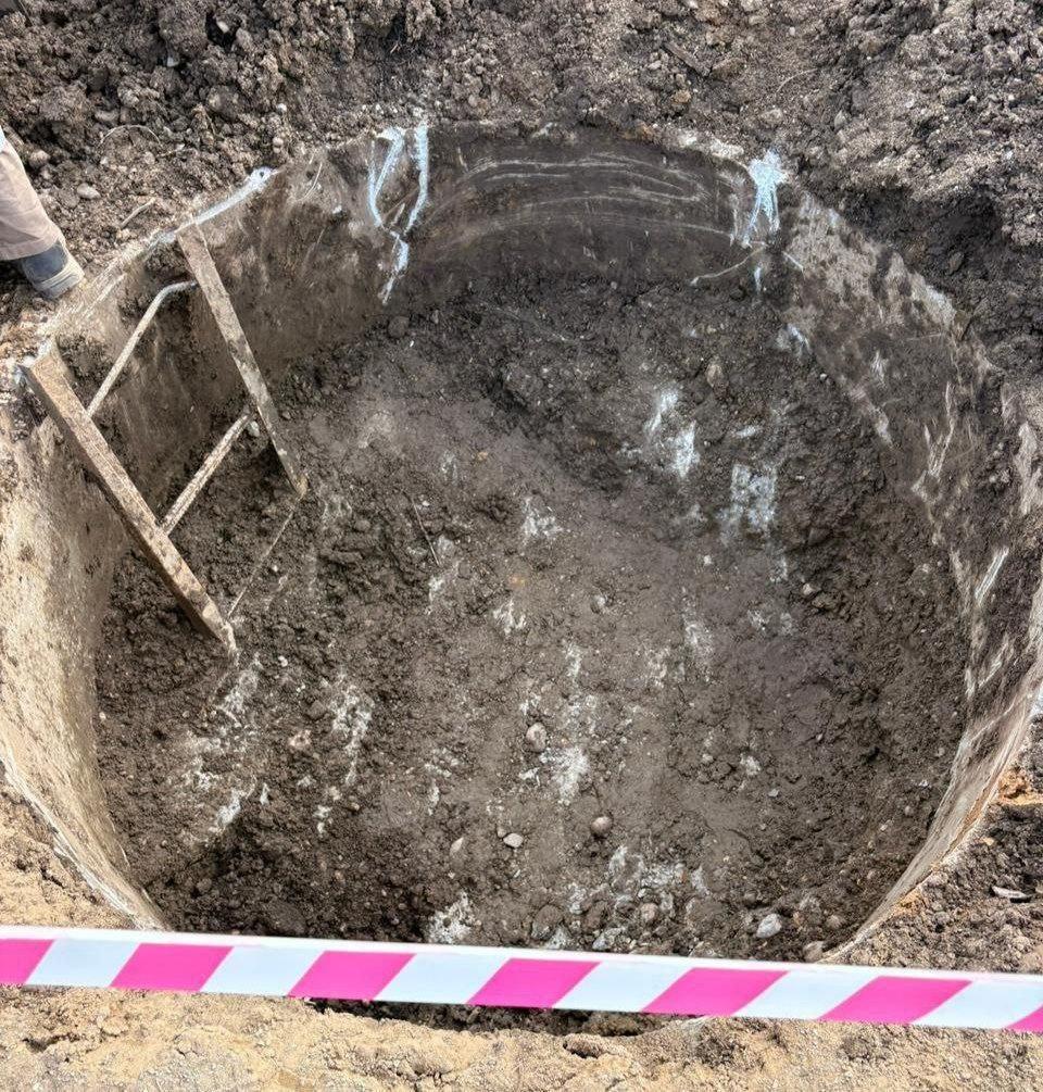 Неизвестные залили бетоном канализационные колодцы в поселке Дзержинск...