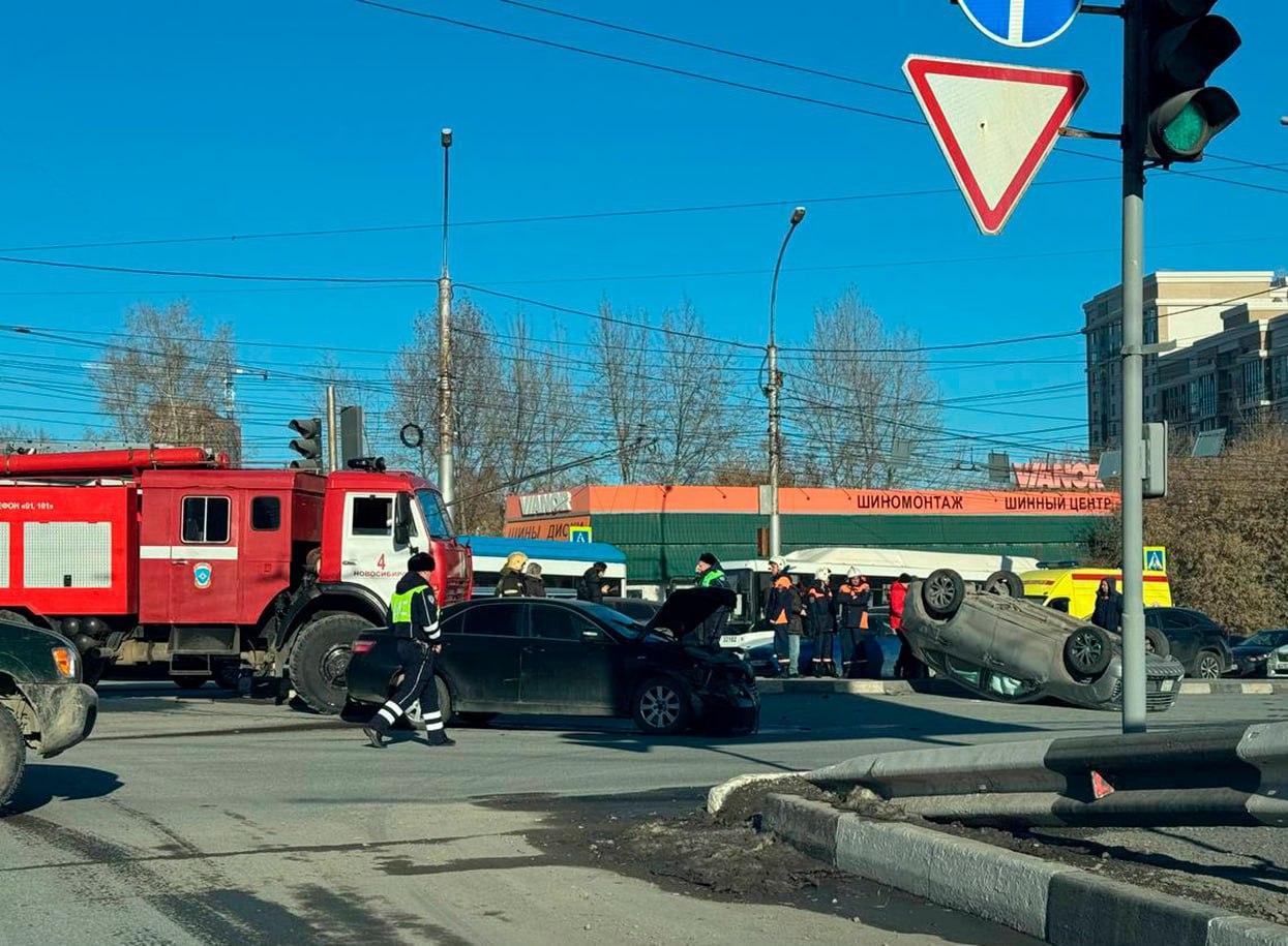 Седан лёг на крышу после столкновения на перекрёстке улиц Фрунзе и...