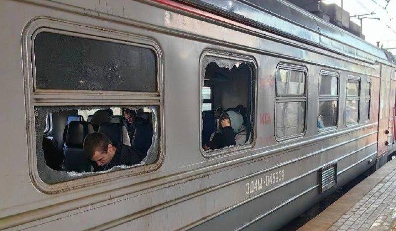 На Ярославском направлении неизвестные разбили окна в электричке. Пассажиры...