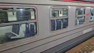 На Ярославском направлении неизвестные разбили окна в электричке. Пассажиры...
