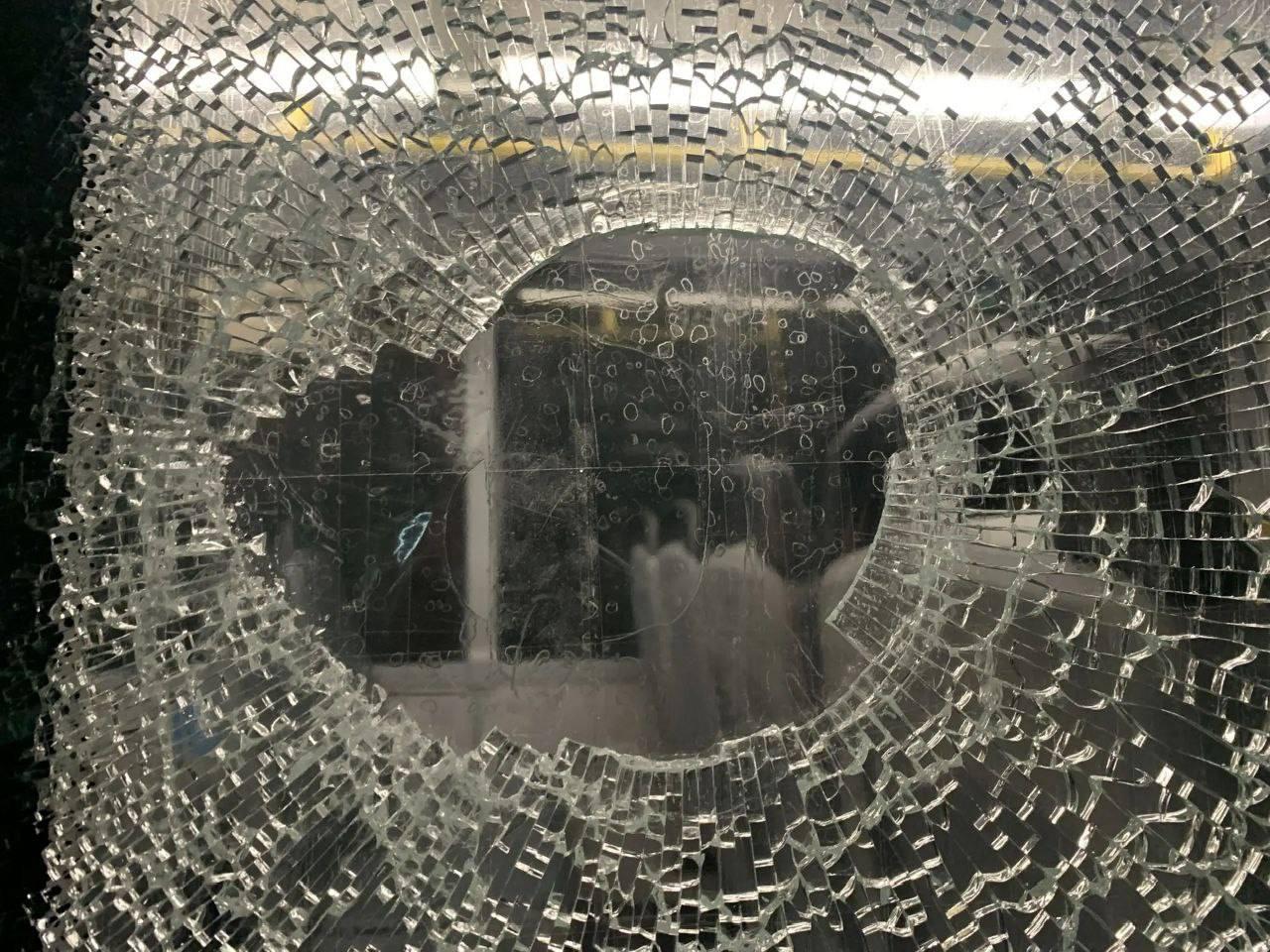В Зеленогорске в автобус бросили камень — разбито окно, полиция ищет виновных...