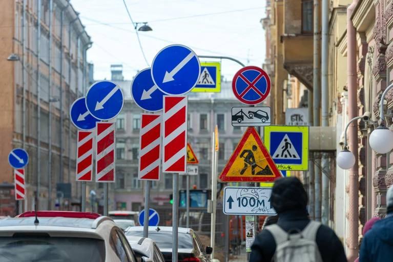 Движение транспорта ограничат в двух районах Петербурга с 18 октября...