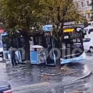 Пенсионерка вывалилась под колёса автобуса во Владивостоке, пытаясь запрыгнуть в салон