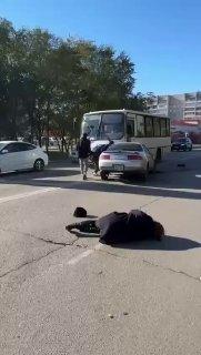 В Новоалтайске лихач сбил женщину, влетел в автобус и сбежал в кусты