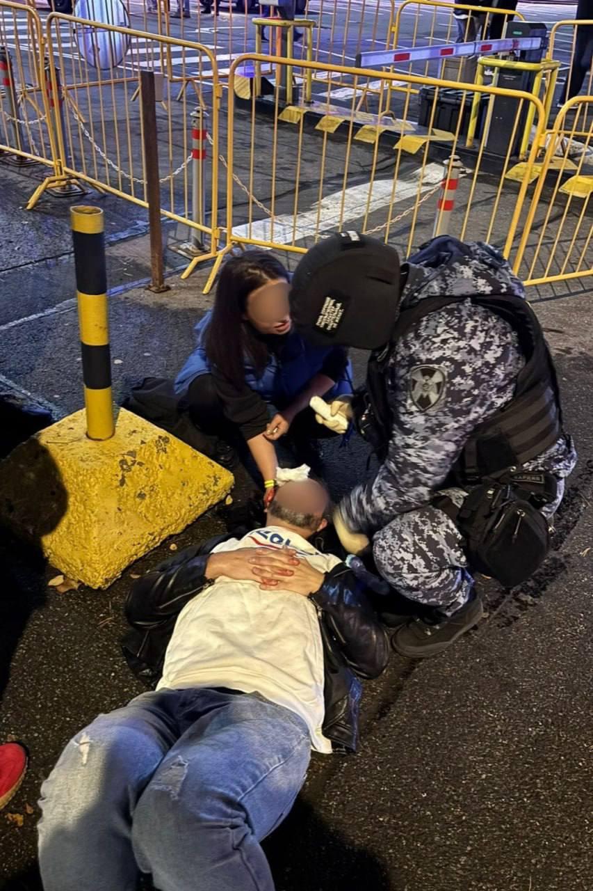 В Петербурге пьяная девушка бросила кирпич в голову прохожему