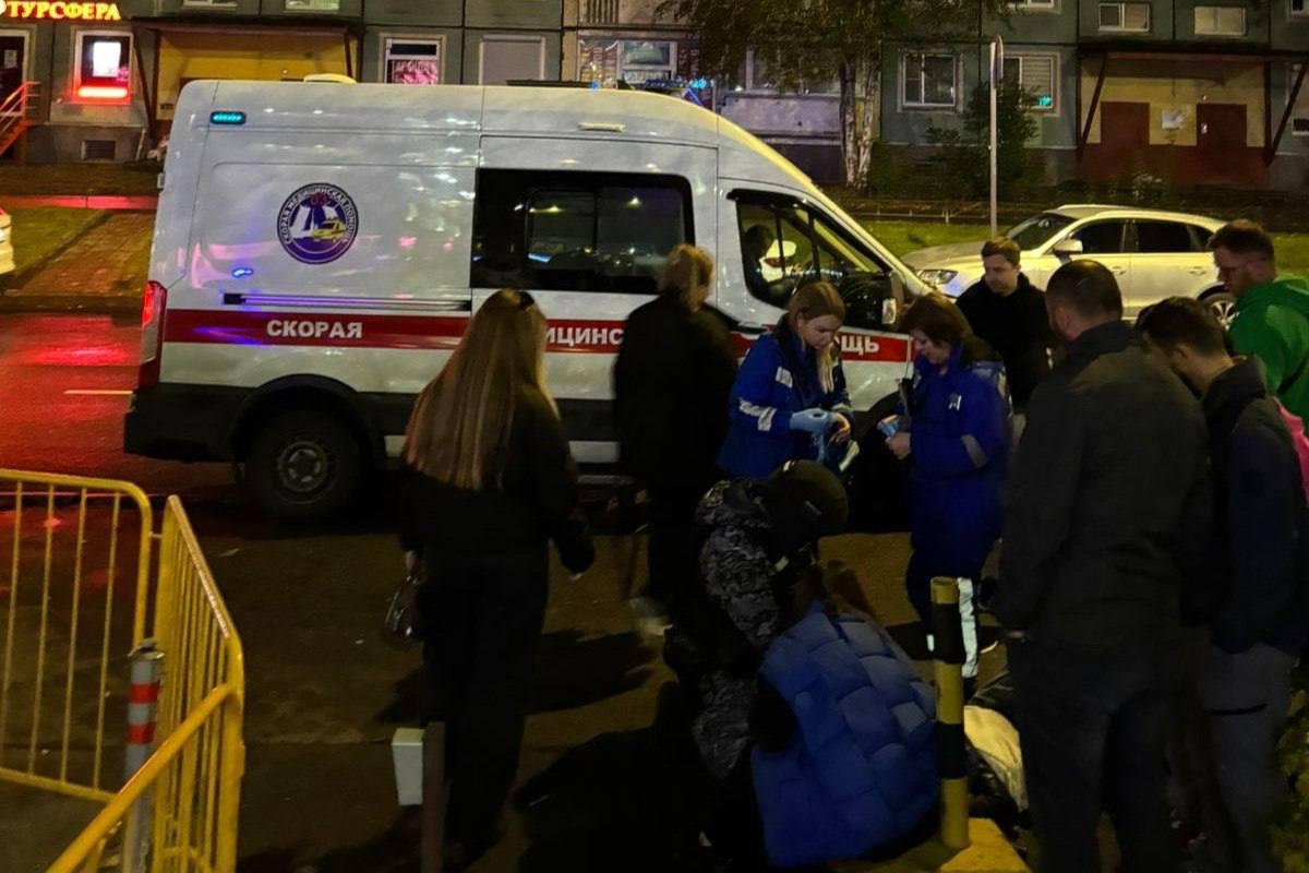 В Петербурге пьяная девушка бросила кирпич в голову прохожему