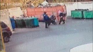 Коляску с младенцем обнаружили у мусорных баков жители Московского района. Судя по камерам, мать ребёнка оставила его намеренно: немного покатала коляску по мусорной площадке, а затем, оглядываясь, ушла.