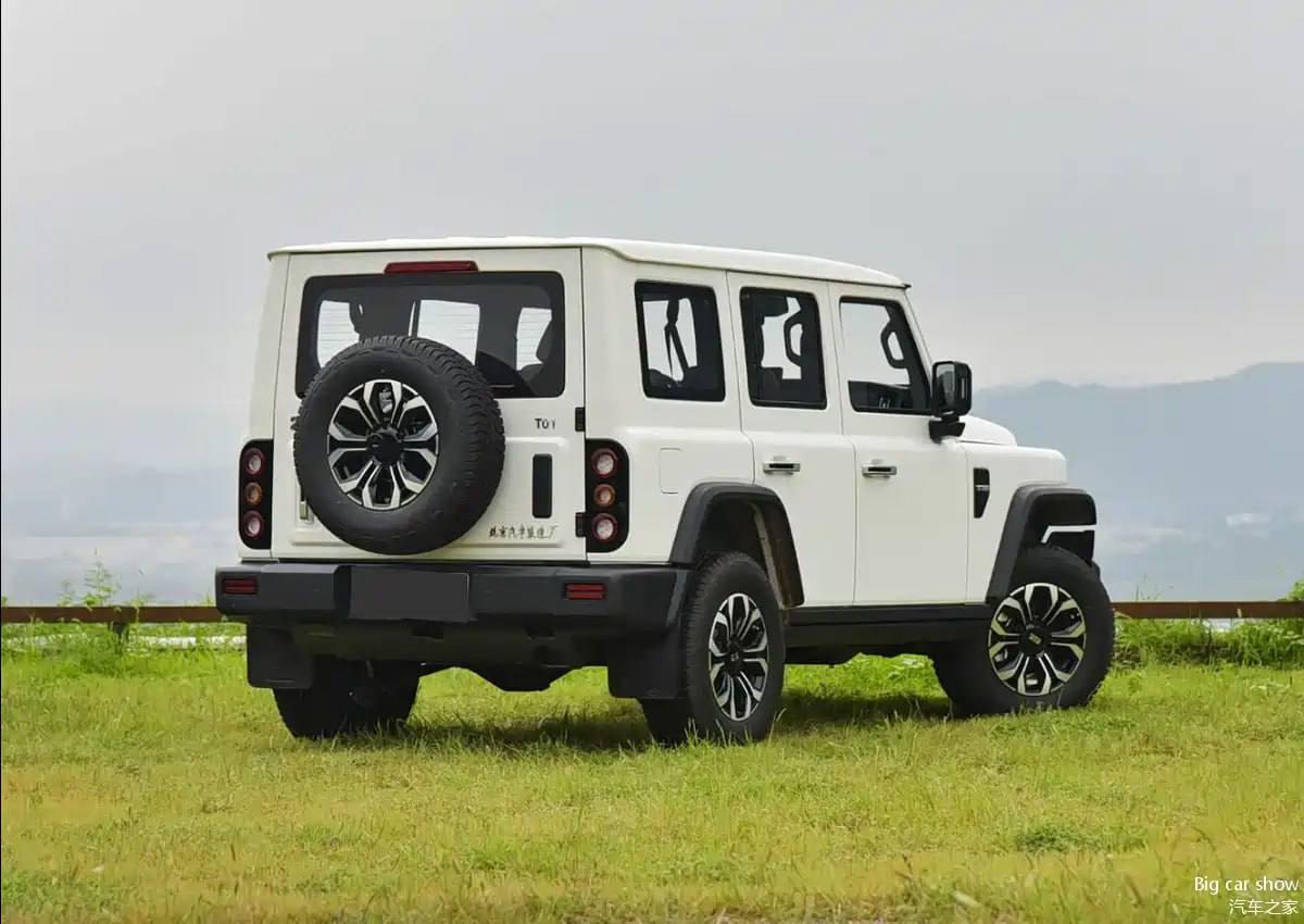 Китайцы представили свою версию Гелика — рамный BAW 212 T01 Diesel за 2 миллиона рублей.