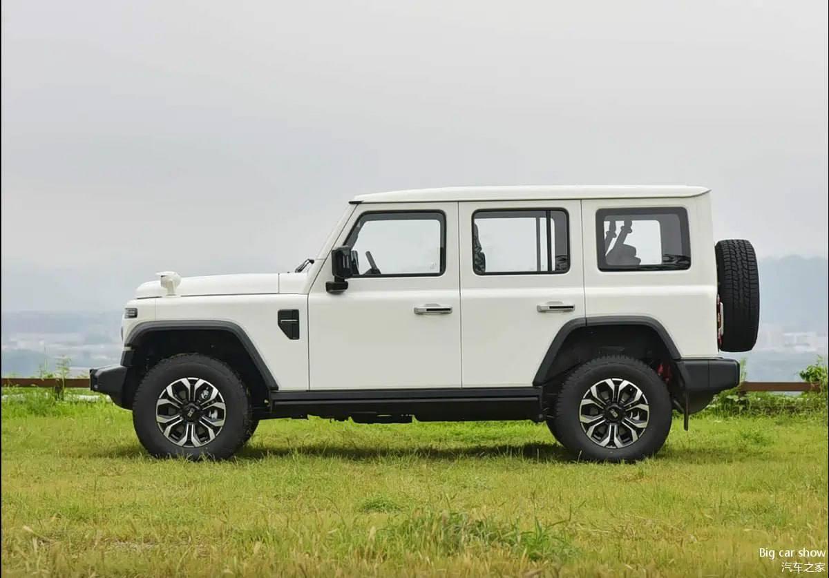 Китайцы представили свою версию Гелика — рамный BAW 212 T01 Diesel за 2 миллиона рублей.