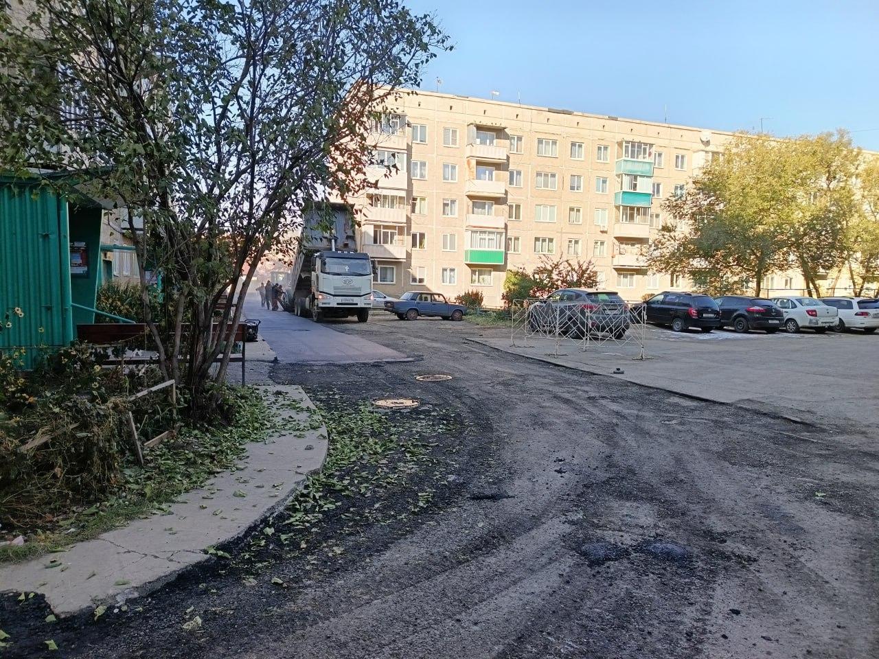 Ремонт междворовых проездов в Саяногорске продолжается.