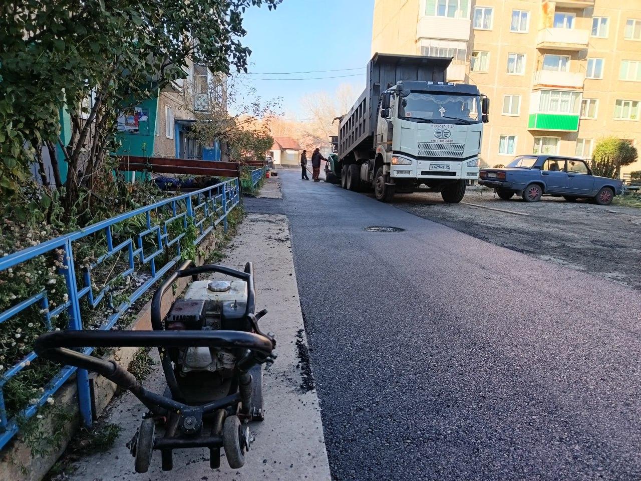 Ремонт междворовых проездов в Саяногорске продолжается.