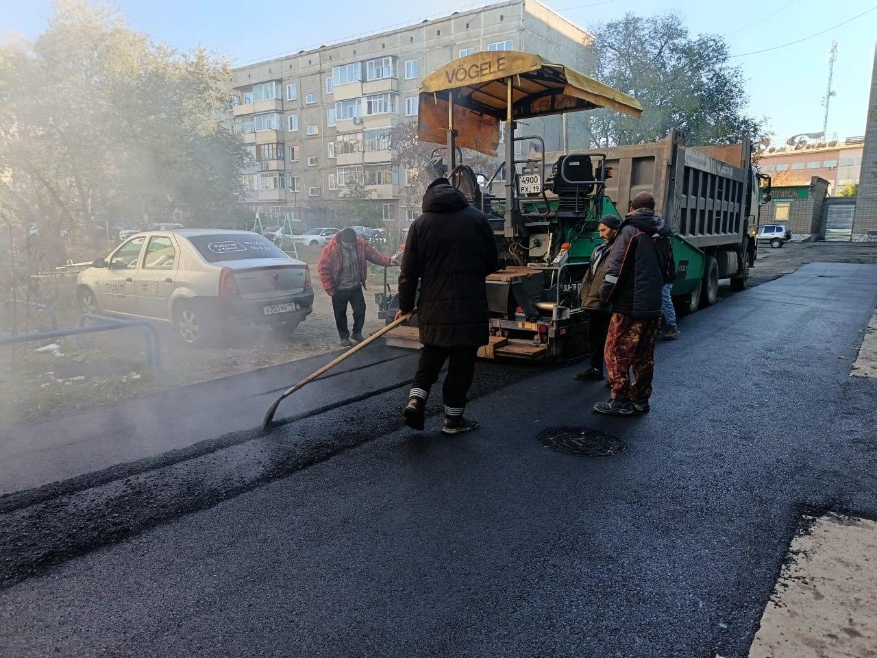 Ремонт междворовых проездов в Саяногорске продолжается.
