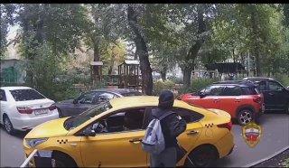 Подросток в Москве отдала мошенникам все деньги и украшения своей матери на сумму более миллиона рублей.