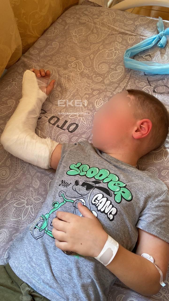 Ребёнок сломал руку в детском саду Екатеринбурга, пока воспитательница сидела...