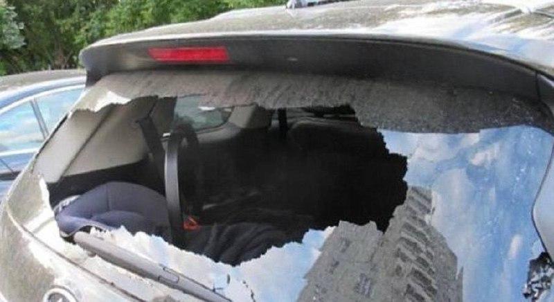 На Копылова, 50 неизвестный терроризирует местный двор, расстреливая из...