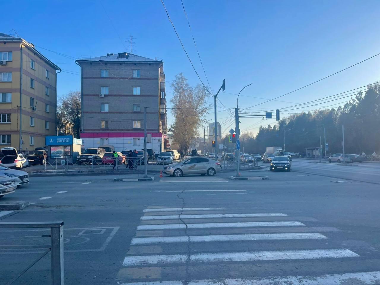 Женщину с трехлетней малышкой сбили на пешеходном переходе в Новосибирске