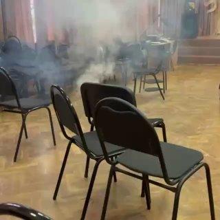 У ученика московской школы №1576 в руках задымился телефон, когда мальчик...