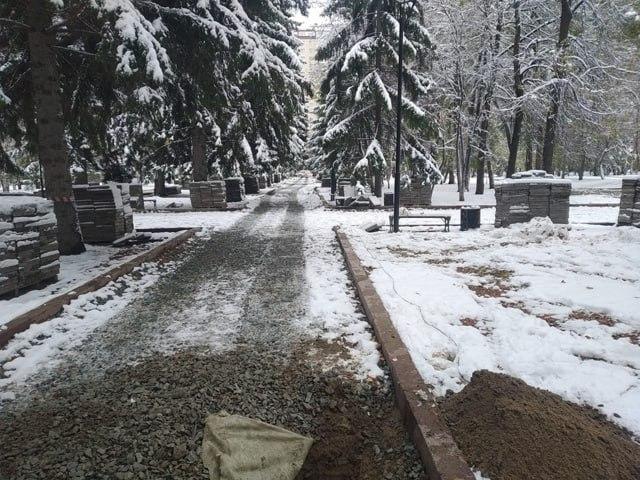 В Новосибирске на Монументе Славы накануне зимы приступили к укладке плитки В...