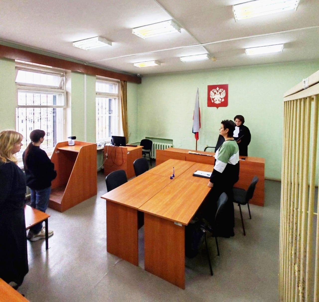 Подменила деньги билетами банка приколов: внучка украла 500 тысяч у деда