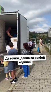 Сексуальный продавец рыбы покорил женские сердца в Сочи