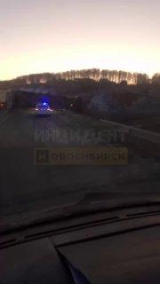 Вчера вечером на Гусинобродском тракте перевернулась фура Кабина повисла над...