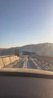 На Гусинобродском тракте со вчерашнего вечера лежит перевернутая фура.