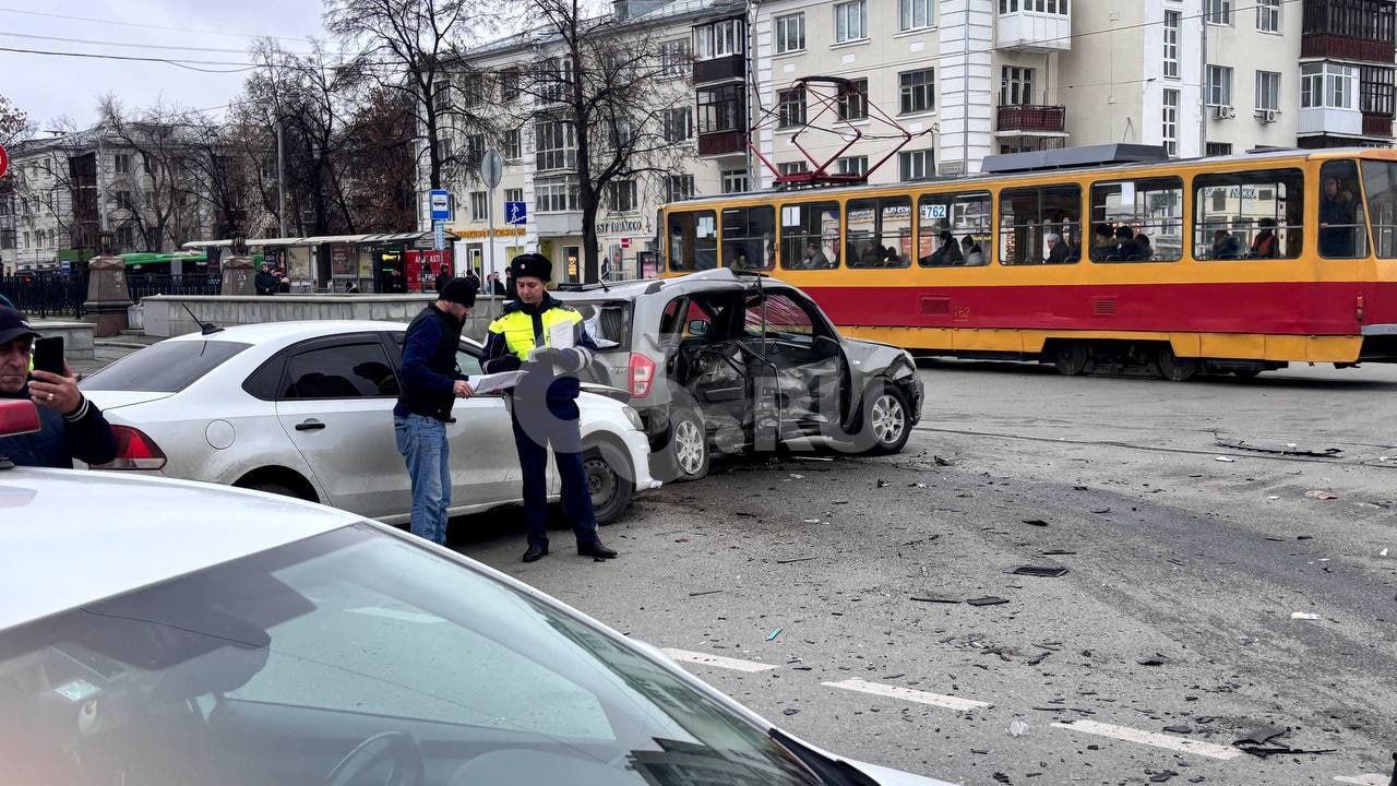 Массовая авария заблокировала движение в центре Екатеринбурга