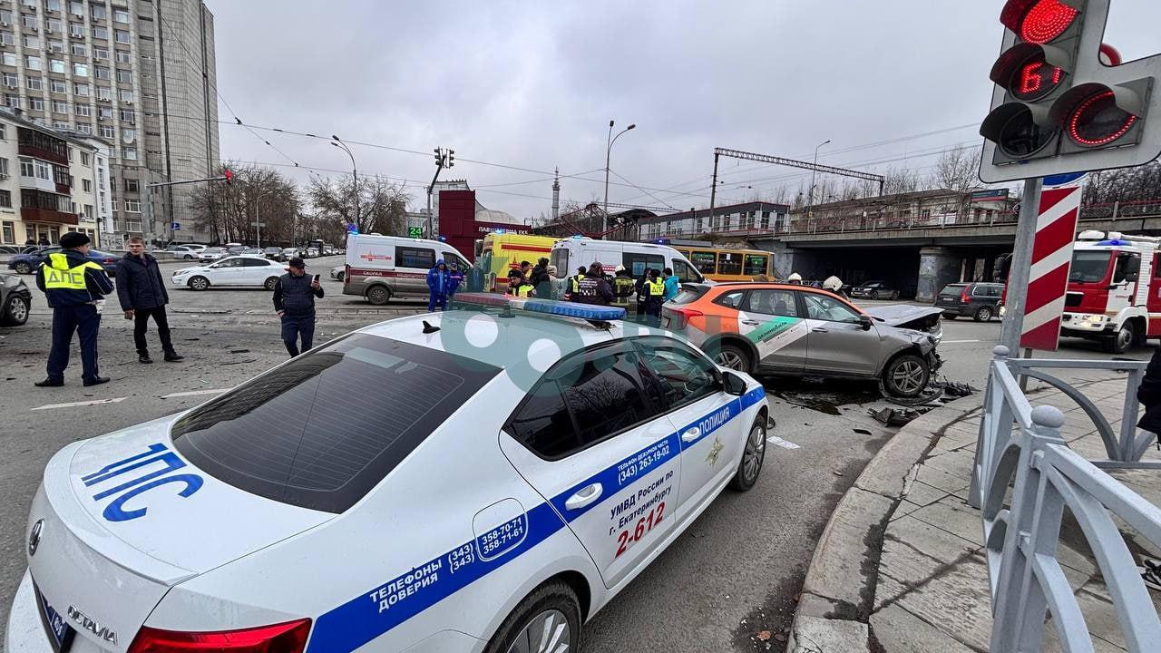 Массовая авария заблокировала движение в центре Екатеринбурга