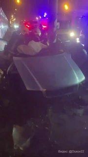 Легковой автомобиль влетел в столб на Ленинградском шоссе рядом с Зеленоградом.