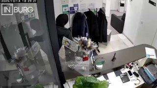 В Екатеринбурге стоматолог избил вора, который хотел украсть телефон