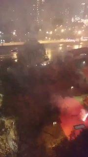 В одном из московских ЖК кто-то решил запустить фейерверки прямо в окна...