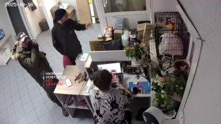 В Нижнем Новгороде мужчина напал на сотрудника ПВЗ после замечания вести себя...