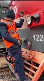 В Питере сотрудник РЖД пытался изнасиловать электровоз