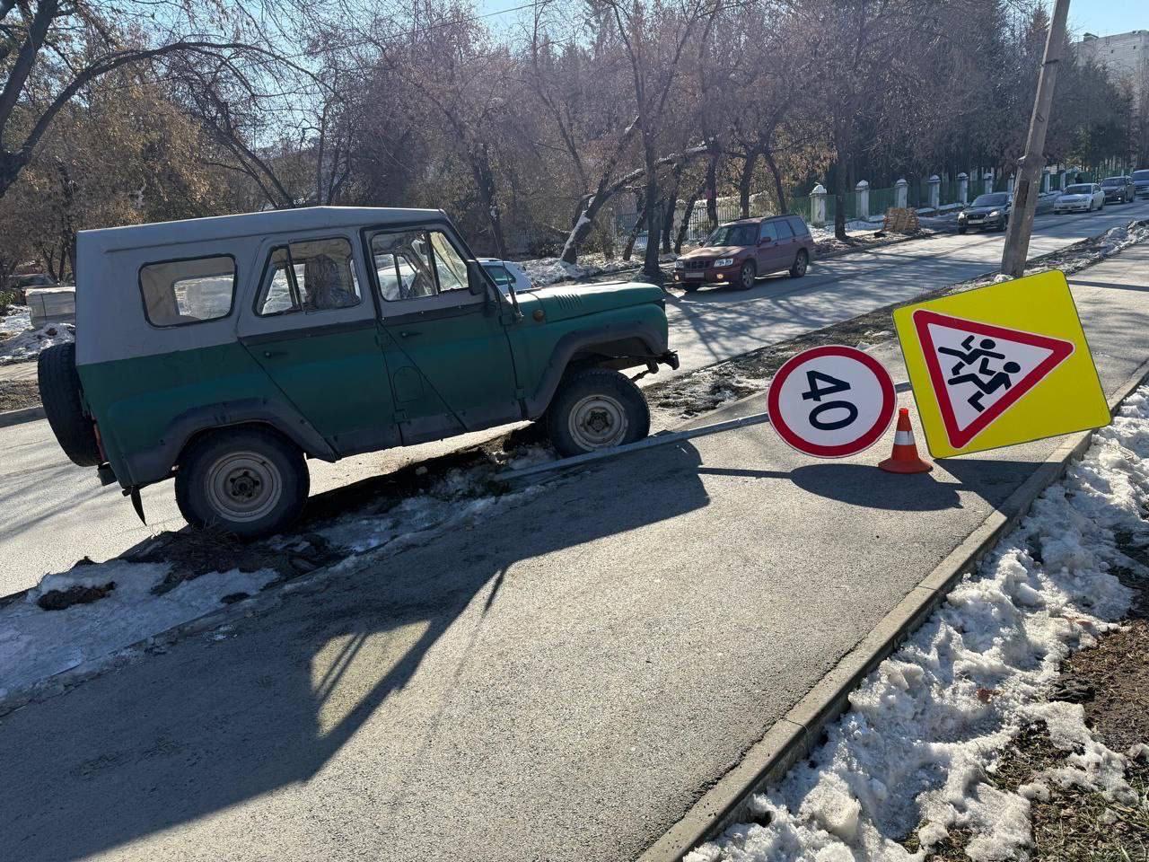 В Новосибирске водитель сбил столб, который впоследствии упал на мальчика В...