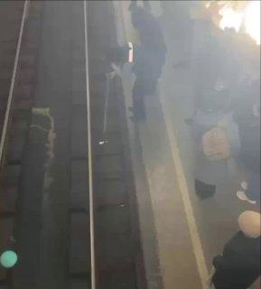 Вот так достают вещи, упавшие на рельсы в метро. Если вы уронили что-то на...