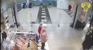 Два молодых человека, выпив, украли одежду на 30 тысяч рублей в ТЦ на...