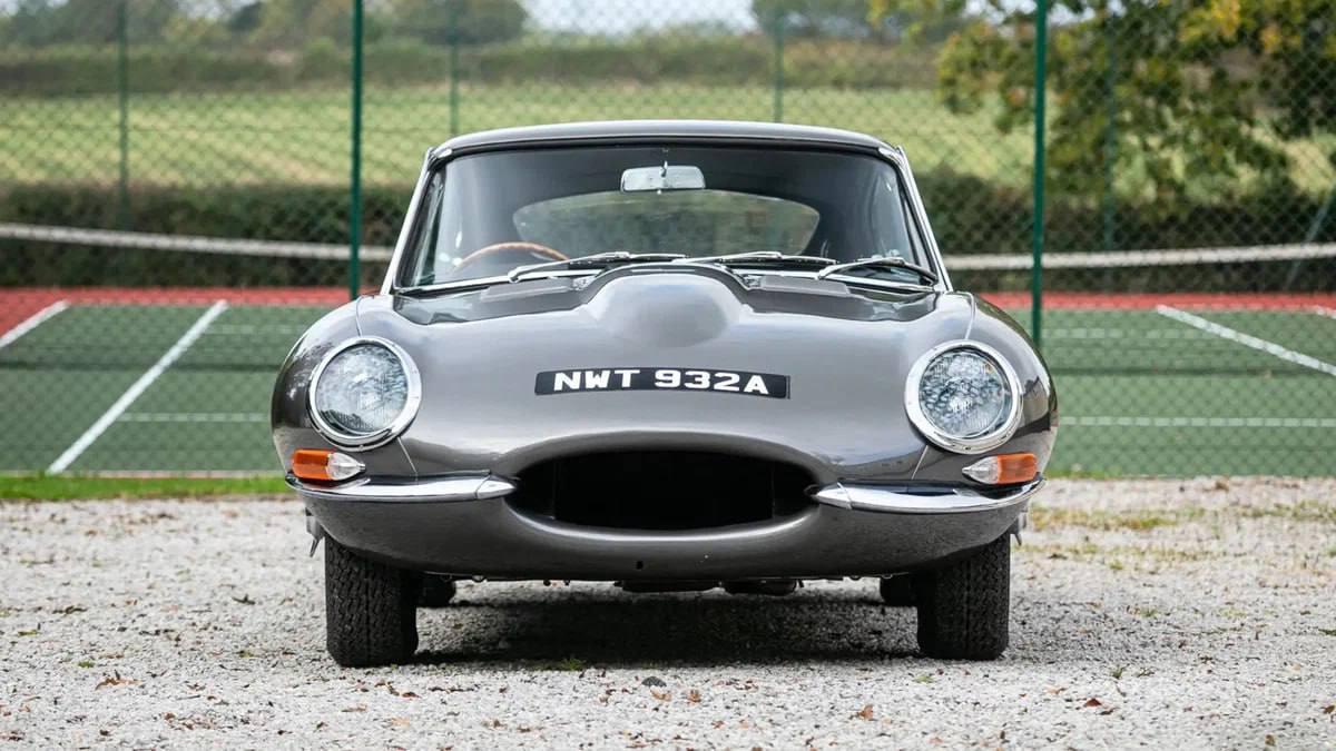Роуэн Аткинсон, он же легендарный Мистер Бин, решил продать свой Jaguar E-Type 1963 года.