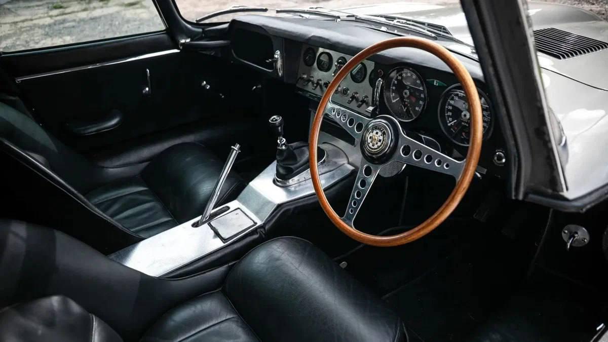 Роуэн Аткинсон, он же легендарный Мистер Бин, решил продать свой Jaguar E-Type 1963 года.