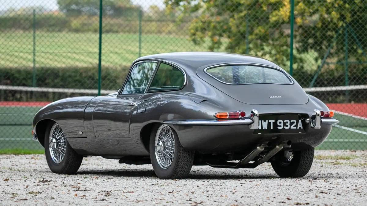 Роуэн Аткинсон, он же легендарный Мистер Бин, решил продать свой Jaguar E-Type 1963 года.