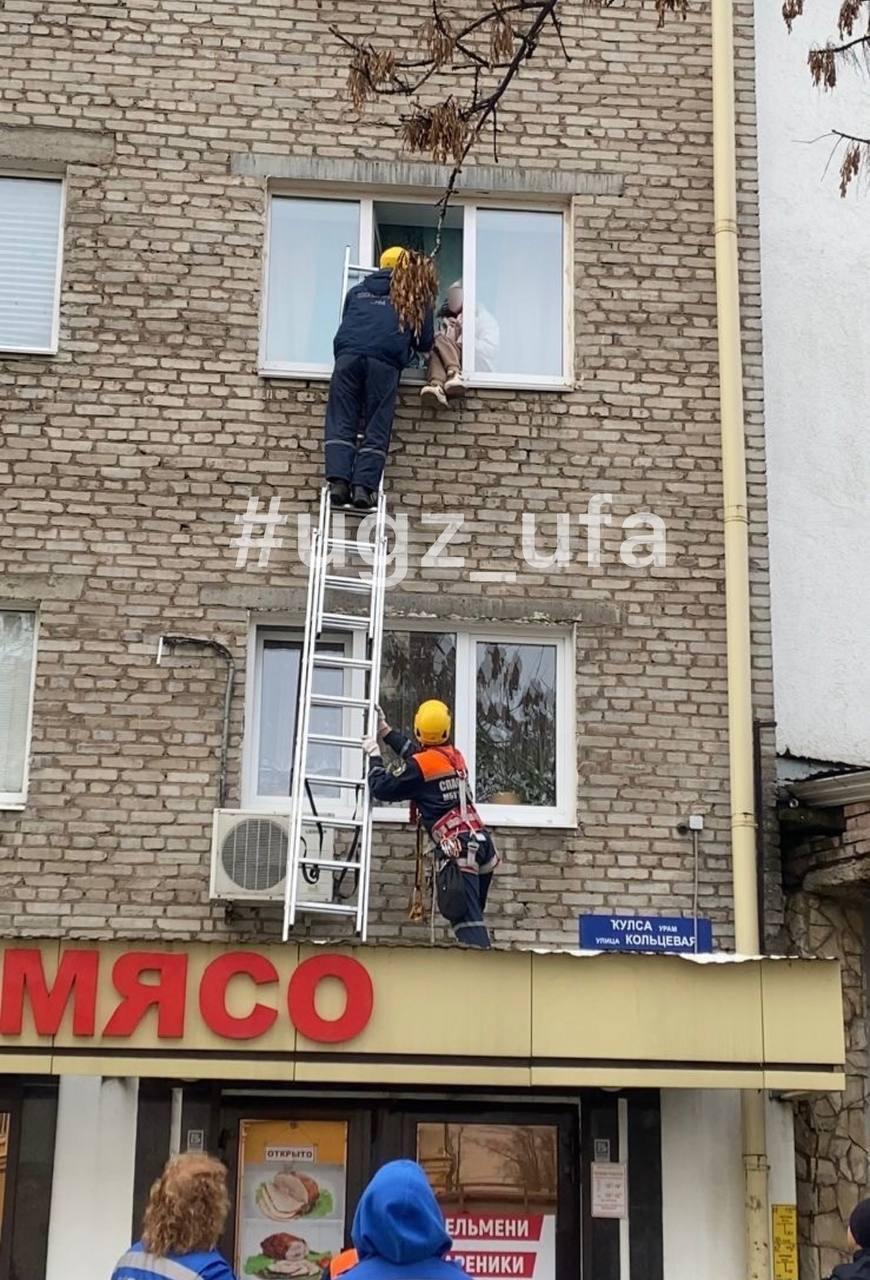 Уфимка пыталась сбежать из квартиры по карнизу третьего этажа и застряла