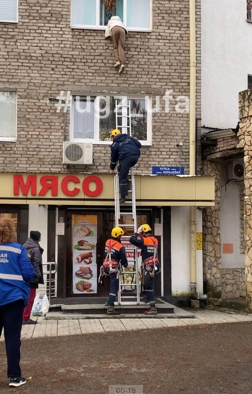 Уфимка пыталась сбежать из квартиры по карнизу третьего этажа и застряла
