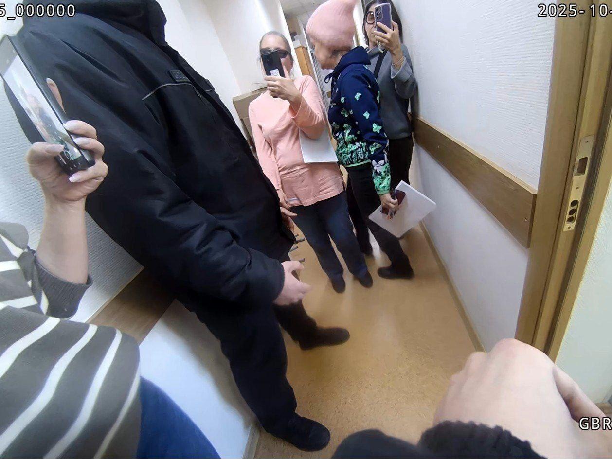 Новосибирские пенсионеры атаковали здание администрации и потребовали выдать...