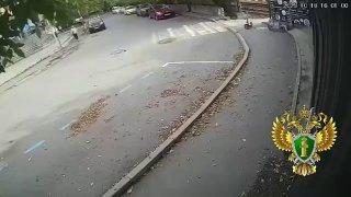 Во Владивостоке 17–летний школьник перебежал дорогу и попал под поезд, его...