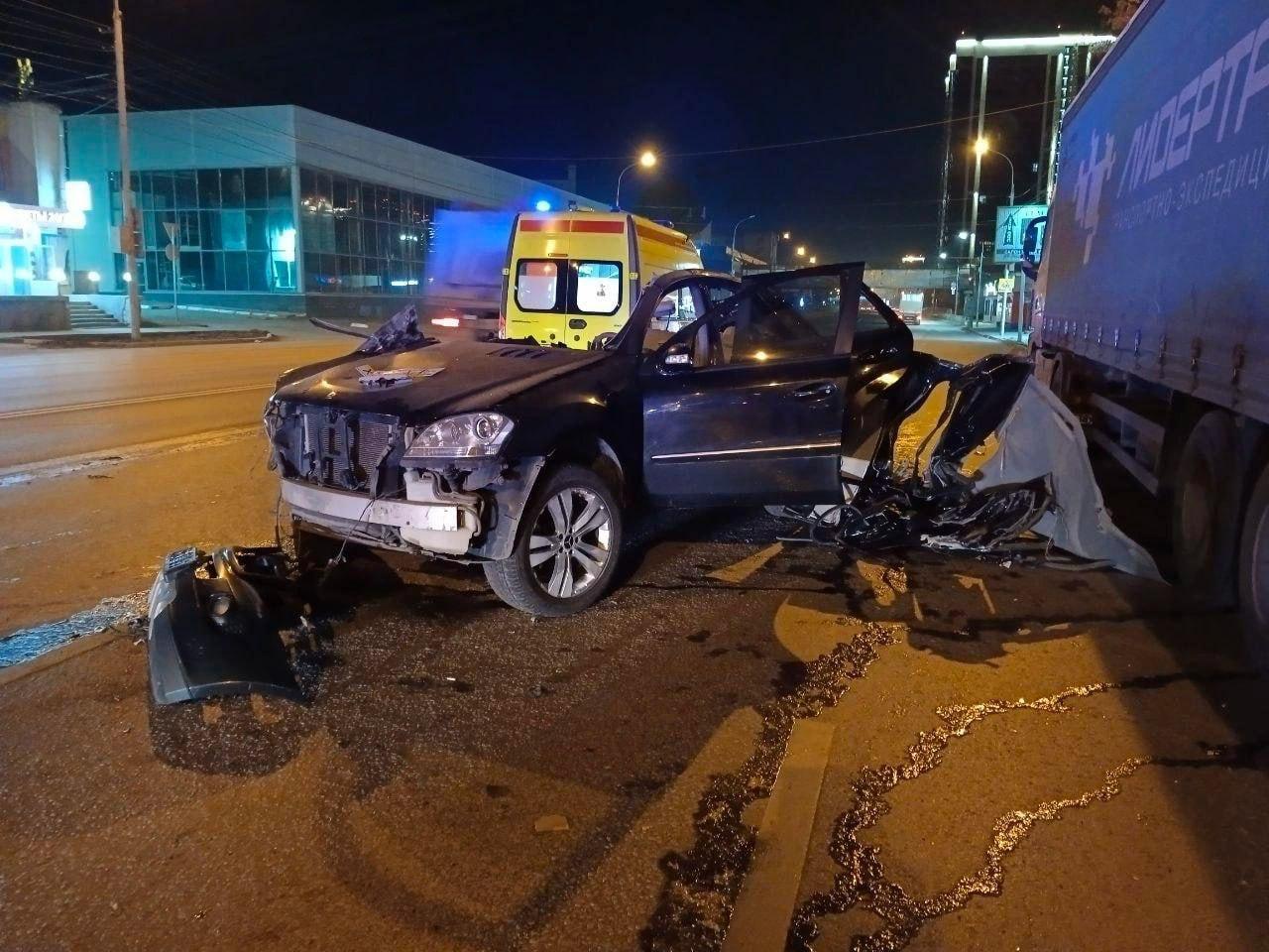 Сегодня, в 1:32 ночи, 32-летний водитель Mercedes ML-500 не справился с...