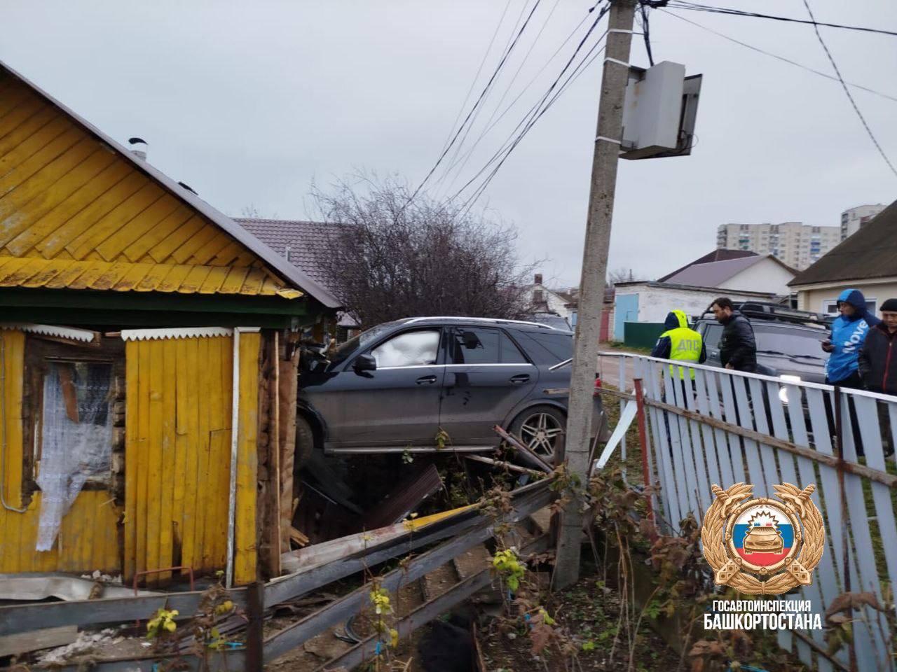 Токийский башкирский дрифт: пьяные покатушки закончились въездом в чужую спальню прямо на иномарке.