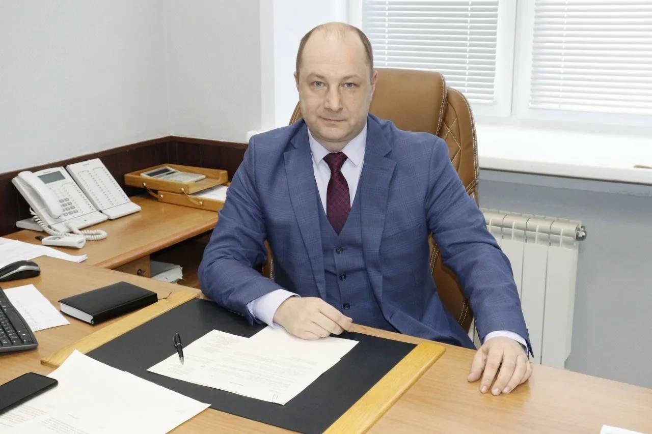 Силовики нагрянули к замглавы Железногорска Роману Вычужанину.