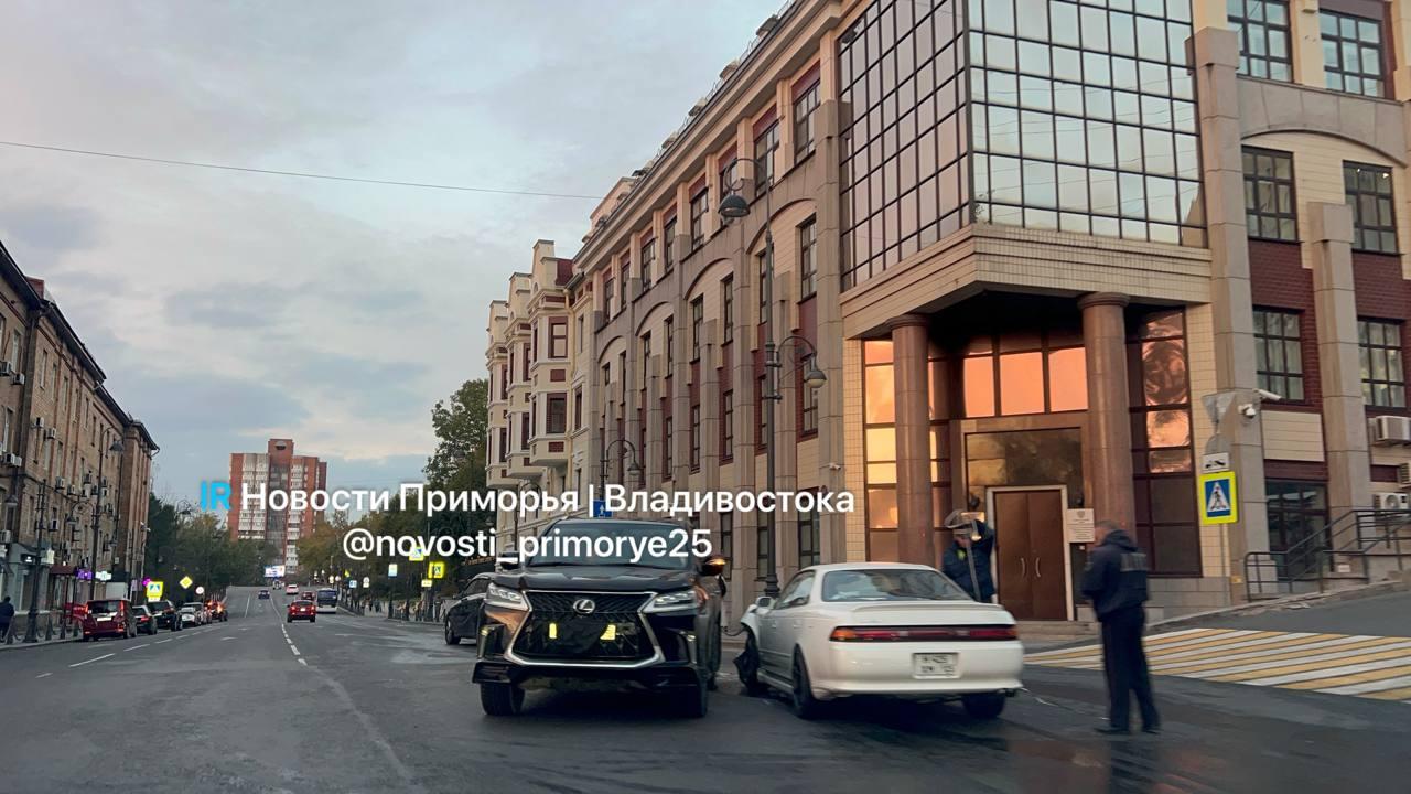 💥 На океанском проспекте жесткое ДТП с участием Lexus LX570 и Toyota Mark II.