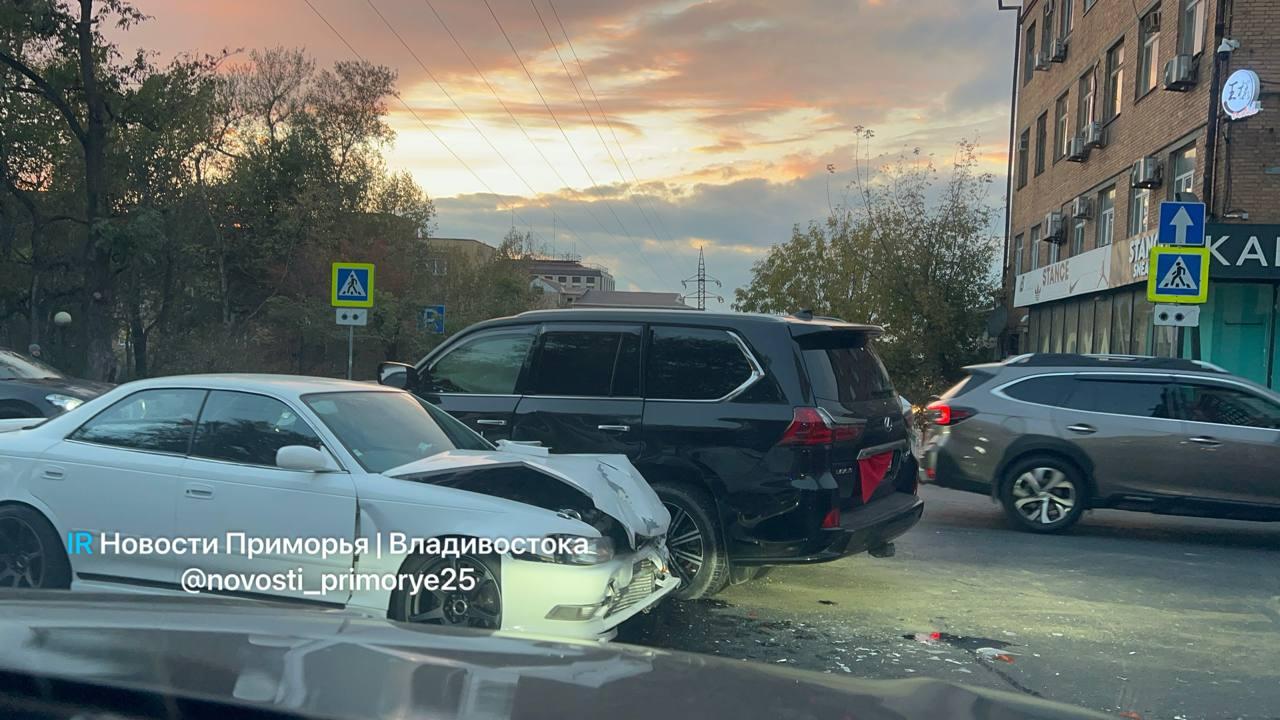 💥 На океанском проспекте жесткое ДТП с участием Lexus LX570 и Toyota Mark II.