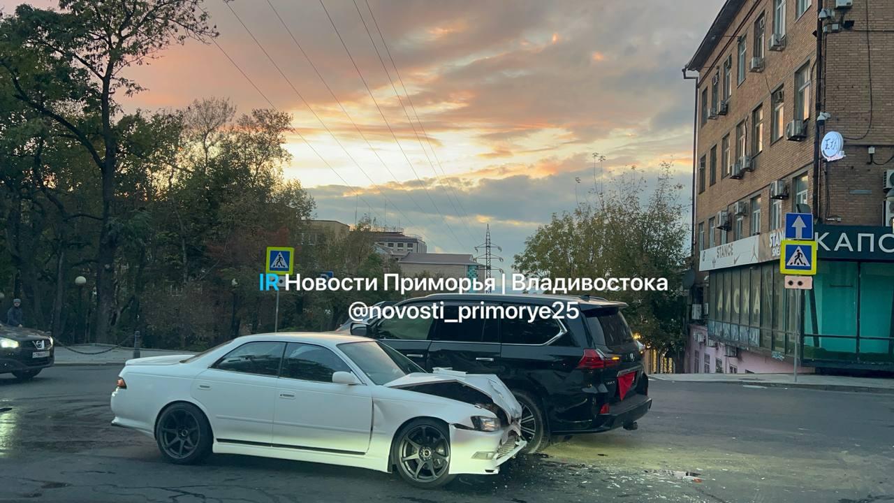 💥 На океанском проспекте жесткое ДТП с участием Lexus LX570 и Toyota Mark II.