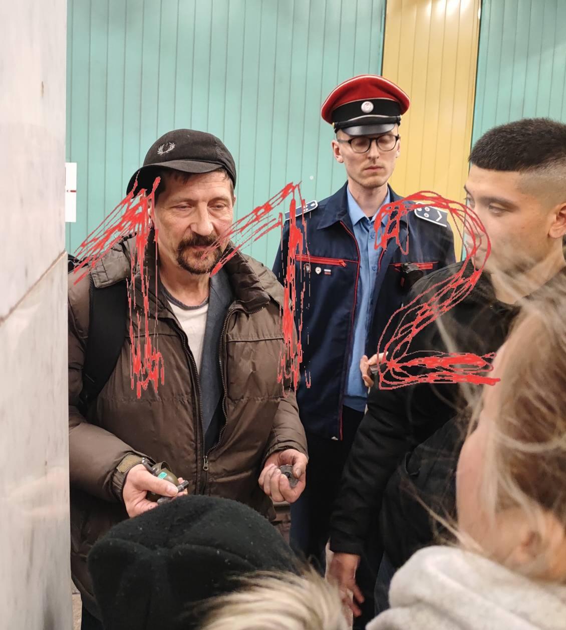 Мужчина взорвал страйкбольную гранату в вагоне метро в Москве.